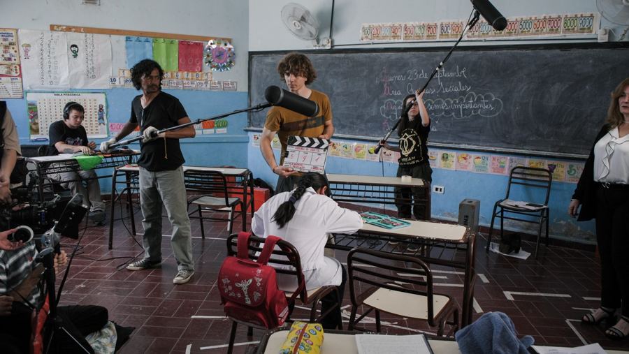 On the set of Volver a verte, in a school classroom
